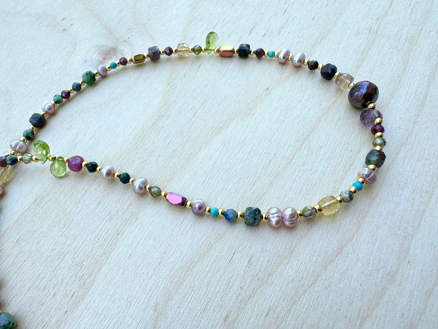 Minimalist Gold Necklace with Peridot & Hematite – 43 cm