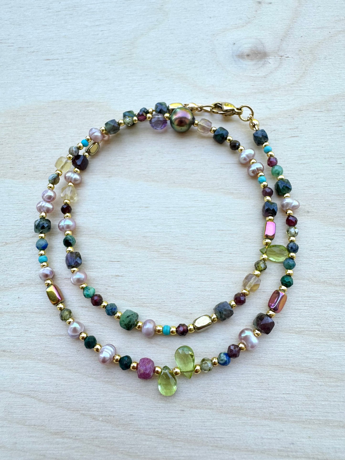 Minimalist Gold Necklace with Peridot & Hematite – 43 cm
