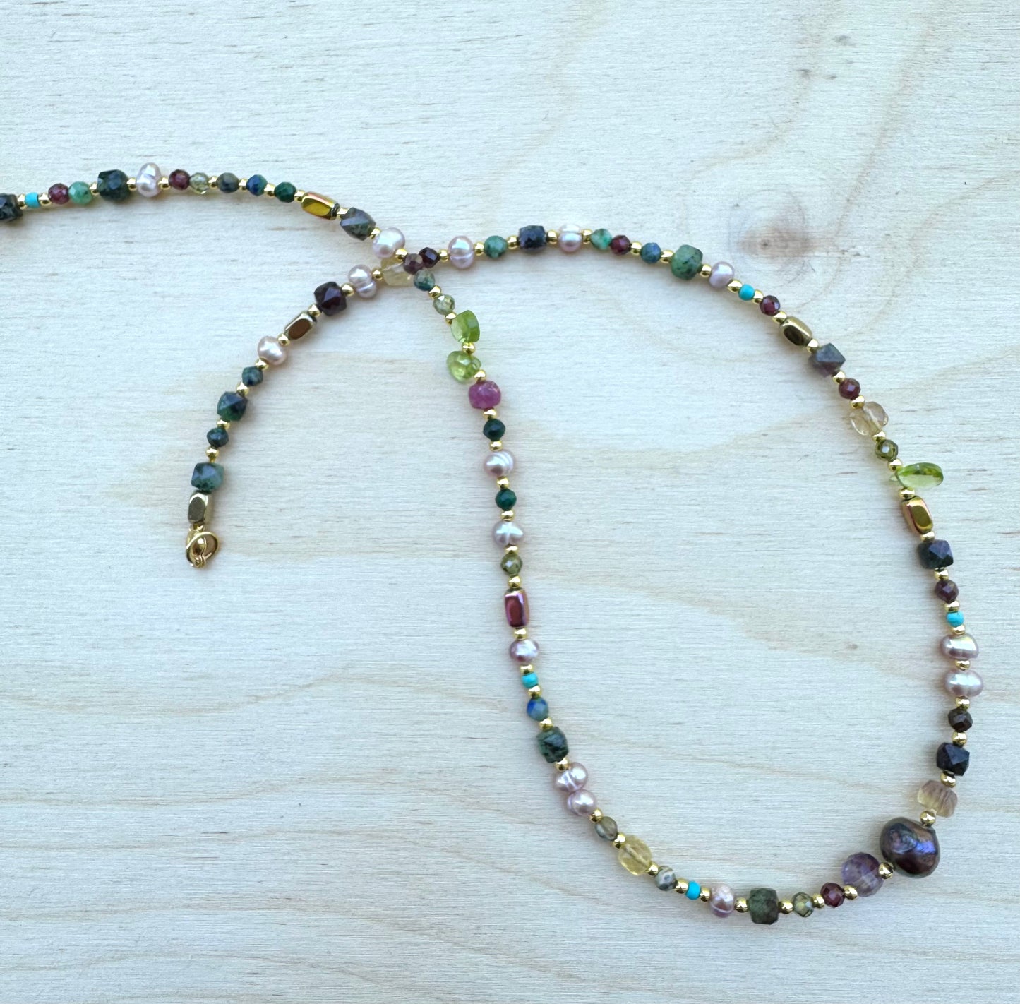 Minimalist Gold Necklace with Peridot & Hematite – 43 cm