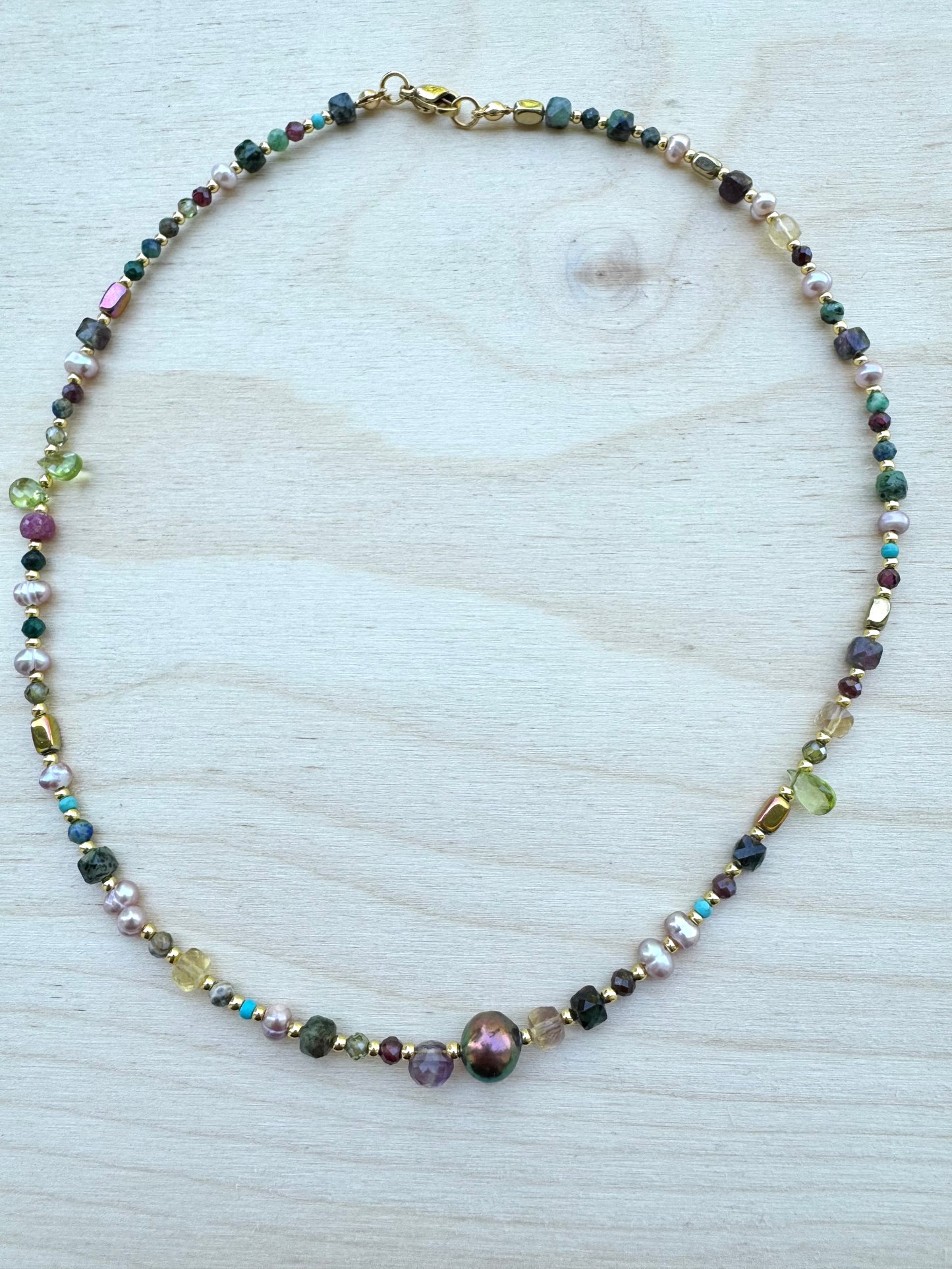 Minimalist Gold Necklace with Peridot & Hematite – 43 cm