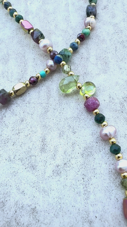 Minimalist Gold Necklace with Peridot & Hematite – 43 cm